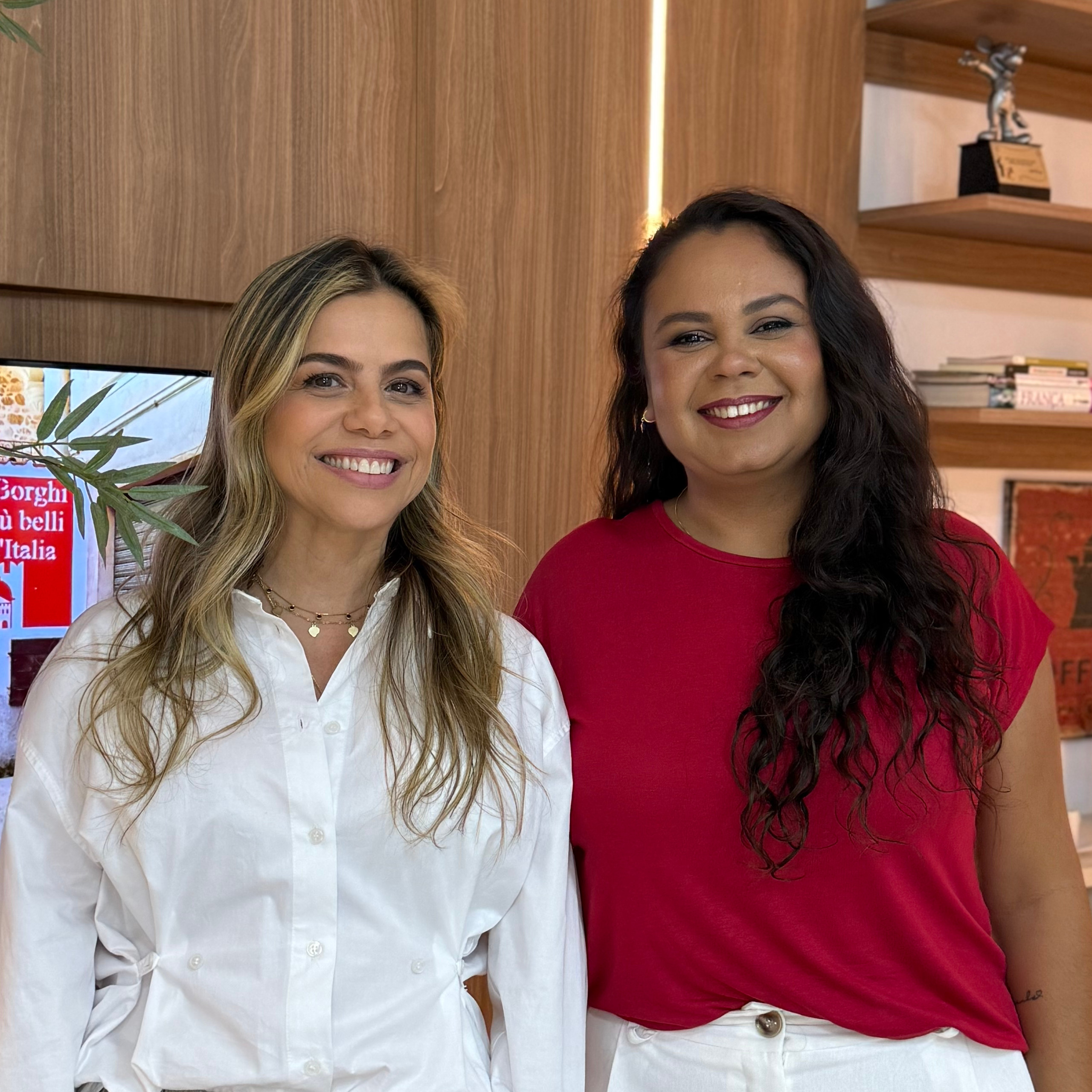 Foto da equipe TPK, Lisandra e Simone, sorrindo e olhando diretamente para a camera. 